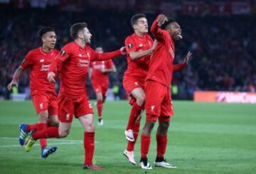 Sturridge breaks out his dance moves at the corner flag.