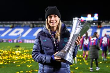 La jugadora del FC Barcelona, Alexia Putellas, con el trofeo de la Supercopa.