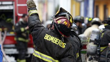 ¿Cuál es la temperatura máxima que puede soportar el traje de un bombero en un incendio?