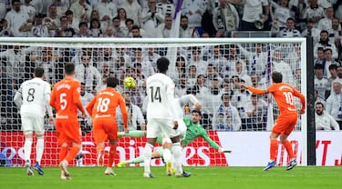 1-1. Mikel Oyarzabal no perdona desde los once metros. Fusila al centro de la portería de Thibaut Courtois que se vence a su lado izquierdo.
