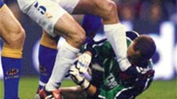 <b>POR VALIENTE</b>. Reina recibió un golpe de Zidane al salir a los pies del francés tras pase de Raúl.