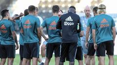 Ten Hag durante una charla a sus jugadores en el entrenamiento del pasado 5 de agosto.