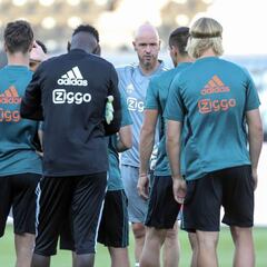 El Ajax mantiene parte de su once tipo y se reinventa