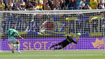 Borja Iglesias marca de penalti el 1-2.