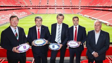 Vincent Gaillard, Juan Mari Aburto, Imanol Pradales y Bingen Zupiria posan con los balones de las finales de la Champions Cup y de la Challenge Cup que se celebrar&aacute;n en el Estadio de San Mam&eacute;s de Bilbao.