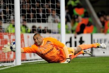 Cristiano Ronaldo celebra el 0-1 tras un tiro lejano que el portero Heurelho Gomes no supo atrapar, durante el partido de vuelta de los cuartos de final de la Champions League 10/11.