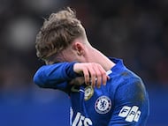 Soccer Football - Premier League - Chelsea v Burnley - Stamford Bridge, London, Britain - February 21, 2026 Chelsea's Cole Palmer reacts after being substituted off for Tosin Adarabioyo following Wesley Fofana's red card REUTERS/Jaimi Joy EDITORIAL USE ONLY. NO USE WITH UNAUTHORIZED AUDIO, VIDEO, DATA, FIXTURE LISTS, CLUB/LEAGUE LOGOS OR 'LIVE' SERVICES. ONLINE IN-MATCH USE LIMITED TO 120 IMAGES, NO VIDEO EMULATION. NO USE IN BETTING, GAMES OR SINGLE CLUB/LEAGUE/PLAYER PUBLICATIONS. PLEASE CONTACT YOUR ACCOUNT REPRESENTATIVE FOR FURTHER DETAILS..