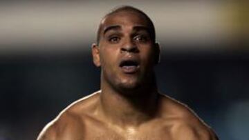 Adriano firma un contrato de un año con el Corinthians