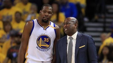 OAKLAND, CA - MAY 16: Kevin Durant #35 of the Golden State Warriors speaks with acting head coach Mike Brown during Game Two of the NBA Western Conference Finals against the San Antonio Spurs at ORACLE Arena on May 16, 2017 in Oakland, California. NOTE TO USER: User expressly acknowledges and agrees that, by downloading and or using this photograph, User is consenting to the terms and conditions of the Getty Images License Agreement. Ezra Shaw/Getty Images/AFP
== FOR NEWSPAPERS, INTERNET, TELCOS & TELEVISION USE ONLY ==