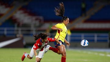AMDEP2999. CALI (COLOMBIA), 08/07/2022.- Manuela Vanegas (d) de Colombia disputa un balón con Limpia Fretes de Paraguay hoy, en un partido del grupo A ante Paraguay de la Copa América Femenina en el estadio Pascual Guerrero en Cali (Colombia). EFE/Ernesto Guzmán Jr.