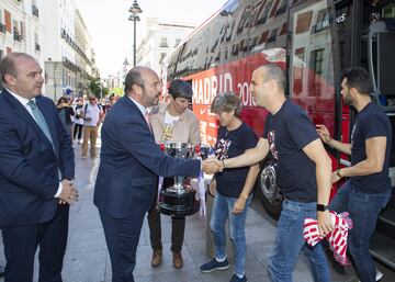 El presidente en funciones de la Comunidad de Madrid Pedro Rollán saluda al entrenador rojiblanco José Luis Sánchez Vera a la llegada a la Comunidad de Madrid. 

 