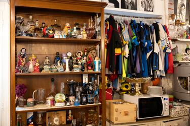 Colección de camisetas y objetos de fútbol en la trattoria D'Ambrossio.