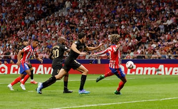 2-0. Centro desde la derecha de Marcos Alonso, Samuel Lino se eleva, el balón le da en el hombro para superar a su marcador.  El '7' aprovecha para lanzarse, empalmar con la pierna izquierda y superar al guardameta del Valencia.