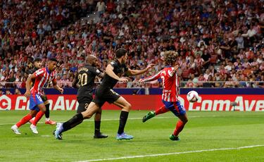 2-0. Centro desde la derecha de Marcos Alonso, Samuel Lino se eleva, el balón le da en el hombro para superar a su marcador.  El '7' aprovecha para lanzarse, empalmar con la pierna izquierda y superar al guardameta del Valencia.