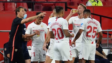 Lopetegui dando instrucciones a sus jugadores durante un partido.