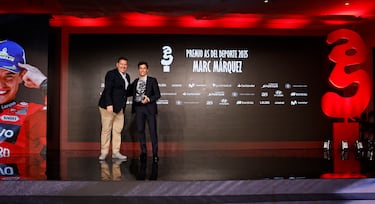 Entrega el premio: Pablo Jesús Delgado Caballero. Director Digital de Sportium. Recoge el premio: Marc Márquez