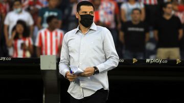 BARRANQUILLA - COLOMBIA, 20-02-2022: Juan Cruz Real, tecnico de Atletico Junior durante partido entre Atletico Junior y America de Cali de la fecha 8 por la Liga BetPlay DIMAYOR I 2022 jugado en el estadio Metropolitano Roberto Melendez de la ciudad de Ba