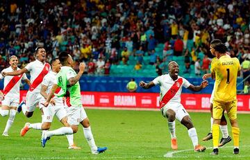 Las celebraciones de Perú tras superar a Uruguay en penales.