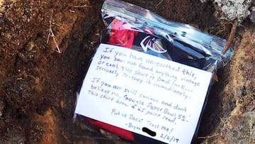 Un fan de Falcons entierra su camiseta y advierte: "Déjame aquí, doy mala suerte"