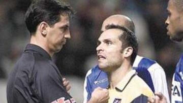 <b>IMPOTENCIA. </b>Sergi y Torres muestran la impotencia en el partido de la campaña pasada.