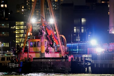 Organismos de emergencia retiran del agua los restos del helicóptero accidentado en el Río Hudson en Nueva York.