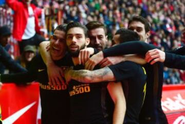 Yannick Carrasco celebra su gol con los compañeros.