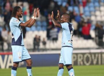 Los jugadores del Rayo Vallecano, el francés Gael Kakuta y el angoleño Alberto Manucho, celebran la victoria del equipo vallecano, a la finalización del partido de liga de Primera División.