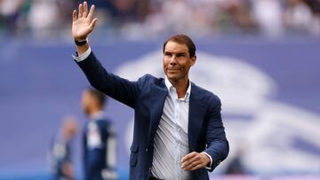 El tenista espa&ntilde;ol Rafa Nadal saluda al p&uacute;blico del Santiago Bernab&eacute;u tras hacer el saque de honor antes del partido entre el Real Madrid y el Espanyol en la Liga Santander.