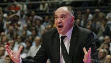 El entrenador del Real Madrid Pablo Laso durante el partido ante el Barcelona.