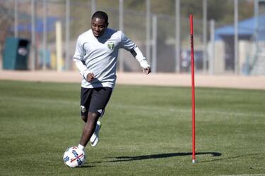 Doce clubes después, Freddy Adu vuelve a quedarse sin club