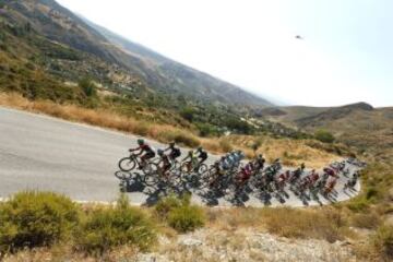 El pelotón a su paso por el puerto de Monachíl, durante la décima etapa de la Vuelta a España, disputada entre Torredelcampo (Jaén) y el Alto de Hazallanas (Granada), con 186 kilómetros.