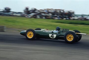 Jim Clark ganó siete de diez grandes premios de la temporada de 1963, logrando coronarse como Campeón Mundial de Pilotos y llevando a Lotus a ganar su primer Campeonato Mundial de Constructores. En la imagen Jim Clark en Silverstone durante el GP de Gran Bretaña.