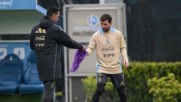 Argentina's coach Lionel Scaloni gives a training bib to forward Lionel Messi during a training session in Ezeiza, Buenos Aires province, Argentina, on September 2, 2025, ahead of the FIFA World Cup 2026 qualifier football match against Venezuela on September 4 at the Monumental Stadium in Buenos Aires. (Photo by JUAN MABROMATA / AFP)