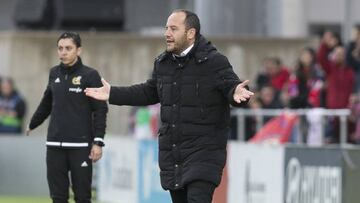 Llu&iacute;s Cort&eacute;s, entrenador del Bar&ccedil;a. 