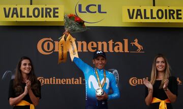 Nairo Quintana celebrando en el podio su victoria en al 18ª etapa del Tour de Francia 2019. 