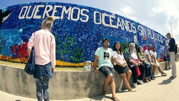 Mural hecho con pl&aacute;sticos recogidos de la playa o del mar en el Surf, Music &amp; Friends de Salinas (Asturias). El t&iacute;tulo es &quot;queremos oc&eacute;anos sin pl&aacute;sticos&quot;. Actividad enmarcada dentro de su aula del mar para el fre