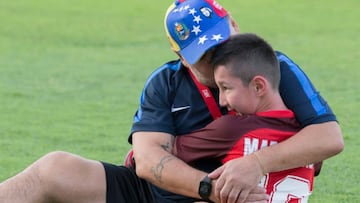 Diego Armando Maradona abrazando a Ali, un niño de 8 años que nació sin piernas y que cumplió su sueño de conocerle