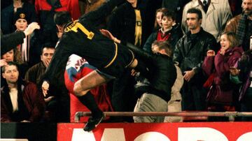 El mítico delantero francés, Eric Cantona es recordado por su patada al hincha del Crystal Palace en 1995. En 1991 fue expulsado cuando jugada en el Nimes por pegarle un balonazo al juez tras señalar una falta del delantero. Aunque su poder ofensivo era innegabl, en ocasiones su temperamento le jugaba en contra