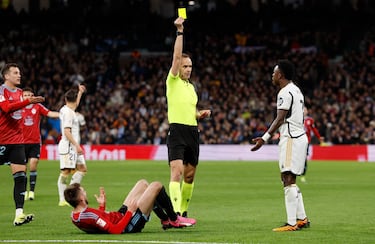 El '7' del Real Madrid realizó un empujón innecesario sobre Óscar Mingueza. El brasileño se marchó del defensor y este le agarró de la camiseta para no dejarle escapar. Vinicius acabó perdiendo los nervios y se revolvió empujando a Mingueza.