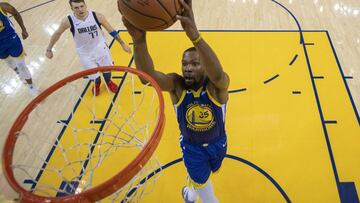 December 22, 2018; Oakland, CA, USA; Golden State Warriors forward Kevin Durant (35) dunks the basketball in front of Dallas Mavericks forward Luka Doncic (77) during the first half at Oracle Arena. Mandatory Credit: Kyle Terada-USA TODAY Sports