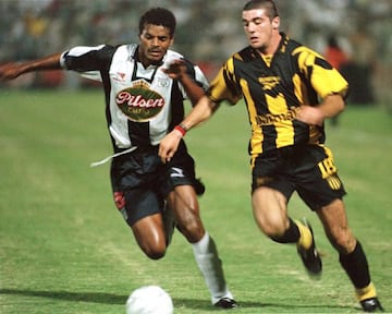 Sandro Baylon, del Alianza Lima, y Pandiani del Peñarol durante un partido de la temporada 1998-1999.