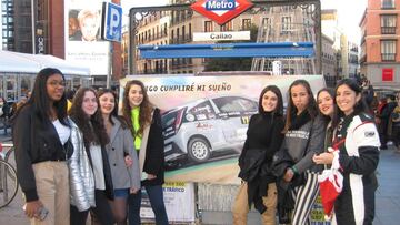 Ana Barredas en Callao acompa&ntilde;ada de un grupo de chicas.