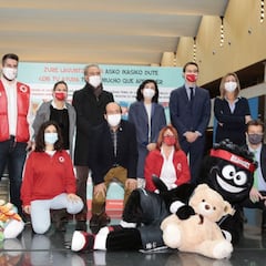 Athletic y Bilbao Basket, con Cruz Roja Bizkaia en la recogida de juguetes