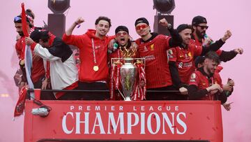 Soccer Football - Premier League - Liverpool Victory Parade - Liverpool, Britain - May 26, 2025 Liverpool's Curtis Jones, Darwin Nunez and Luis Diaz celebrate with the trophy after winning the Premier League on the bus during the Victory parade REUTERS/Phil Noble