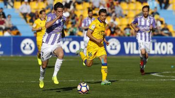 Bellv&iacute;s persigue a Villar en el partido entre el Alcorc&oacute;n y el Valladolid.
 