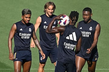 Rodrygo, Modric, Camavinga y Alaba, durante un entrenamiento del Real Madrid.