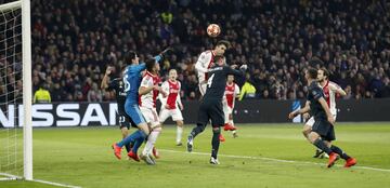 Jugada del gol anulado a Tagliafico por el VAR.