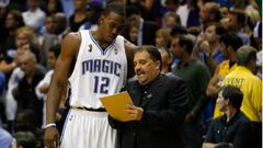 Stan Van Gundy da instrucciones a Dwight Howard durante un partido de los Orlando Magic de la NBA durante la temporada 2008-09