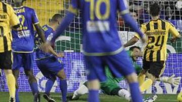 <b>SIN PUNCH. </b>La ocasión más clara del partido fue en una acción invalidada por fuera de juego de El Zhar.