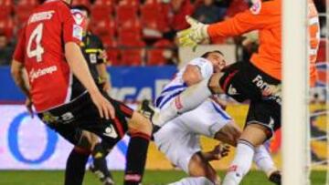 <b>FORTALEZA. </b>Aoaute rechaza un remate en presencia de Ramis en el partido ante el Athletic del lunes.